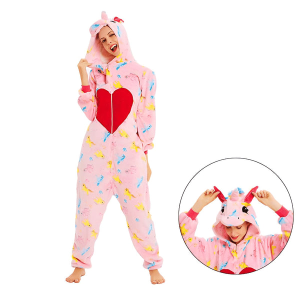 Femme portant un pyjama rose à motif licorne. Le pyjama est doux, avec une capuche à corne et des oreilles de licorne, et un grand cœur rouge sur le devant. Une photo en gros plan de la capuche est également visible., 45502370218239,45502370251007,45502370283775,45502370316543,45502370349311,45502370382079,45502370414847,45502370447615 | Licorne Shop