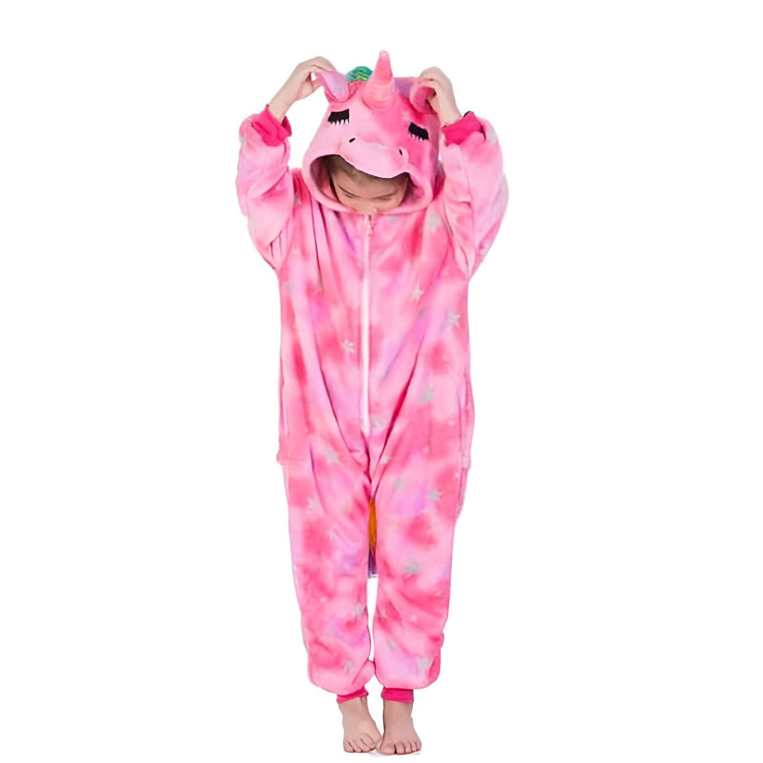Enfant portant une combinaison pyjama intégrale rose tie-dye avec capuche en forme de licorne., 45502370480383,45502370513151,45502370545919,45502370578687,45502370611455,45502370644223,45502370676991,45502370709759 | Licorne Shop