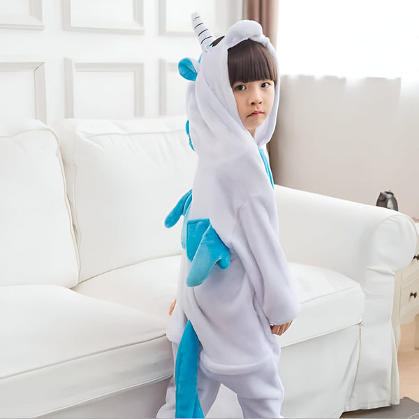 Enfant portant un pyjama licorne blanc et bleu. Déguisement d'animal mignon avec capuche et queue. Costume confortable pour enfant., 45501980573951,45501980606719,45501980639487,45501980672255,45501980705023,45501980737791,45501980770559,45501980803327 | Licorne Shop