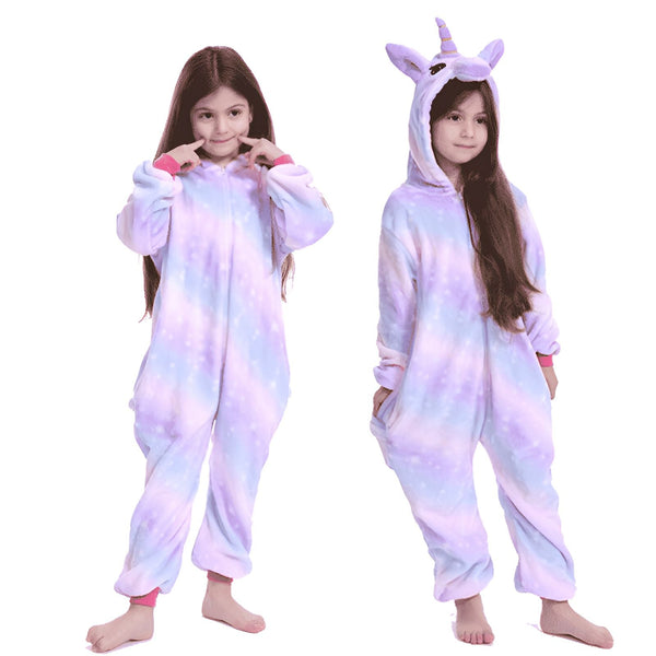 Deux fillettes en pyjamas licorne, une avec capuche et l'autre sans. Les pyjamas sont doux et colorés dans des tons de violet, bleu et blanc., 45502359798015,45502359830783,45502359863551,45502359896319,45502359929087,45502359961855,45502359994623,45502360027391 | Licorne Shop