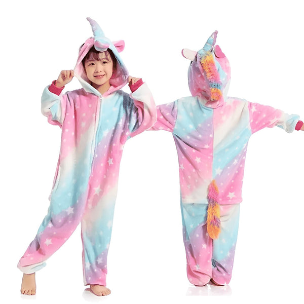 Deux enfants portant des pyjamas chauds en forme de licorne arc-en-ciel avec une capuche et une queue. Vêtements confortables pour enfants, doux et colorés, parfaits pour une nuit douillette ou une fête costumée., 45501996368127,45501996400895,45501996433663,45501996466431,45501996499199,45501996531967,45501996564735,45501996597503 | Licorne Shop
