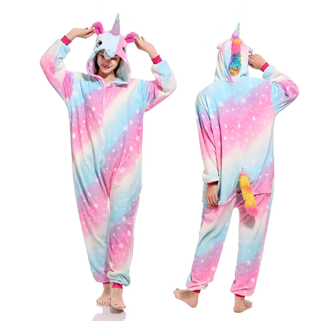 Personnes portant des pyjamas d'onesie licorne de couleur pastel avec des étoiles. Vue de face et de dos des personnes dans les pyjamas., 45502008590591,45502008623359,45502008656127,45502008688895,45502008721663,45502008754431,45502008787199,45502008819967 | Licorne Shop