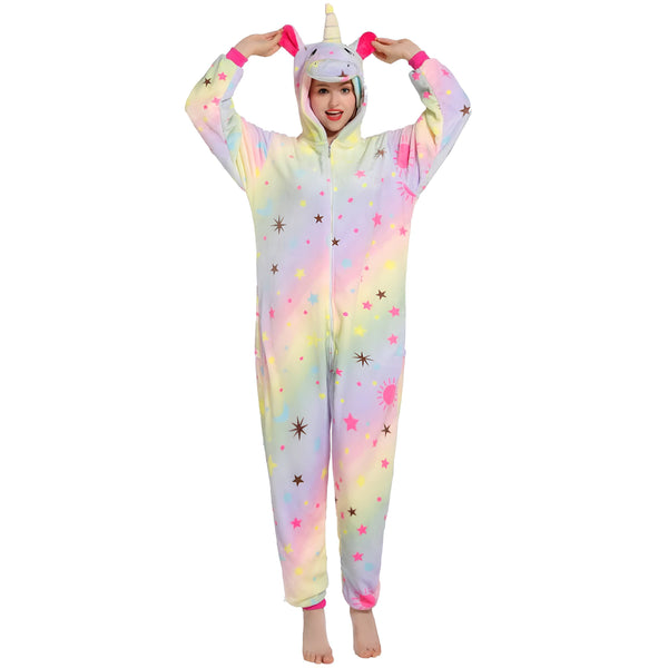 Une femme souriante portant un pyjama de licorne pastel avec des étoiles et des soleils, les mains au-dessus de la tête., 45501986930943,45501986963711,45501986996479,45501987029247,45501987062015,45501987094783,45501987160319,45501987193087 | Licorne Shop