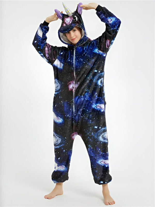 Une femme portant une combinaison pyjama intégrale en forme de licorne avec un motif de galaxie colorée. Elle sourit et pose avec ses mains au-dessus de sa tête., 45501990043903,45501990076671,45501990109439,45501990142207,45501990174975,45501990207743,45501990240511,45501990273279 | Licorne Shop