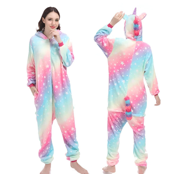 Femme portant un pyjama licorne arc-en-ciel. Le pyjama est à capuche avec une crinière et une queue multicolores. Vue de face et de dos. Confortable, décontracté, mignon, amusant., 45502005215487,45502005248255,45502005281023,45502005313791,45502005346559,45502005379327,45502005412095,45502005444863 | Licorne Shop