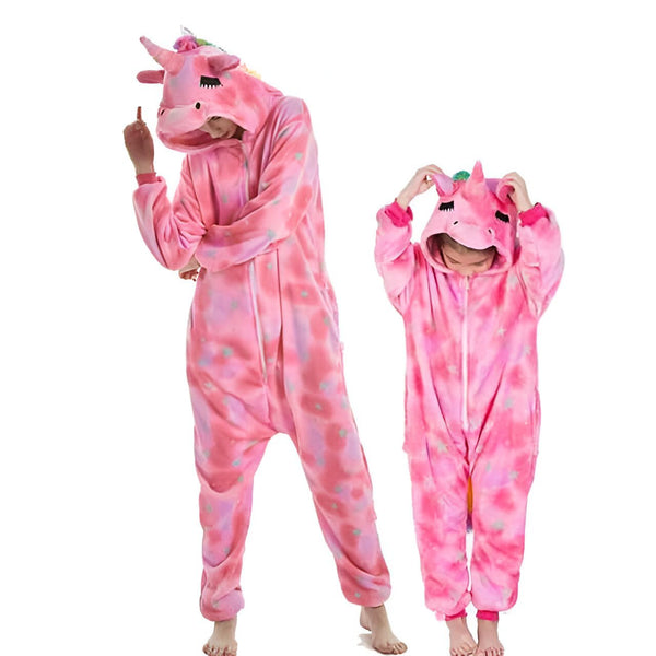Deux personnes portant des pyjamas licorne roses. Un adulte et un enfant posent en pyjama une pièce avec des motifs de licorne. Mode confortable et ludique., 45502360682751,45502360715519,45502360748287,45502360781055,45502360813823,45502360846591,45502360879359,45502360912127 | Licorne Shop