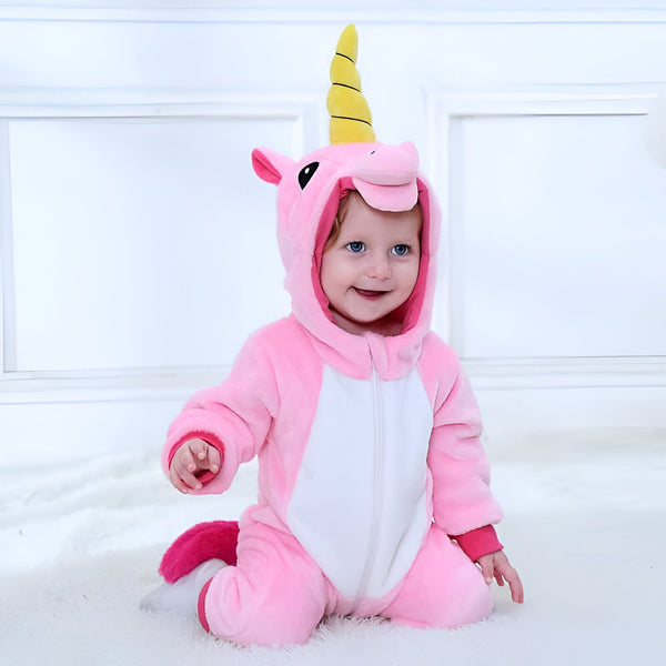 Un bébé adorable vêtu d'une grenouillère rose en forme de licorne avec une corne jaune. Il est assis sur un tapis blanc moelleux et sourit joyeusement., 45501210591487,45501210624255,45501210657023,45501210689791,45501210722559,45501210755327,45501210788095,45501210820863 | Licorne Shop