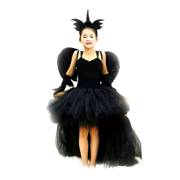 Petite fille asiatique portant un costume de licorne noire avec des ailes, une robe en tulle et un serre-tête à corne. Elle sourit et pose., 45502414815487,45502414848255,45502414881023,45502414913791,45502414946559,45502414979327,45502415012095,45502415044863 | Licorne Shop