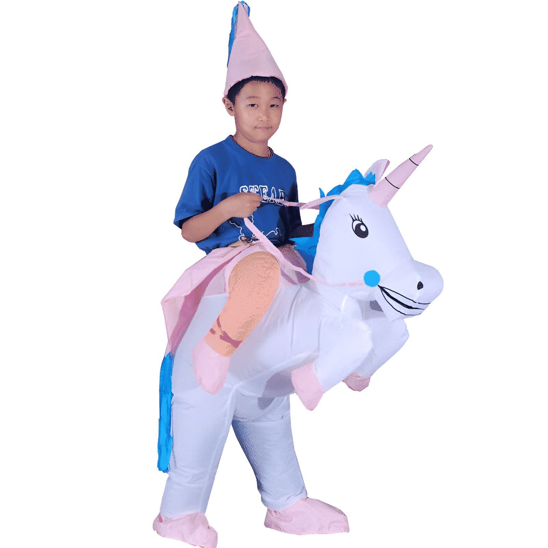 Enfant en costume gonflable de licorne blanche avec des détails bleus et roses, coiffé d'un chapeau pointu. Costume idéal pour une fête d'Halloween amusante et originale., 45501288644863,45501288677631,45501288710399,45501288743167,45501288775935,45501288808703,45501288841471,45501288874239 | Licorne Shop