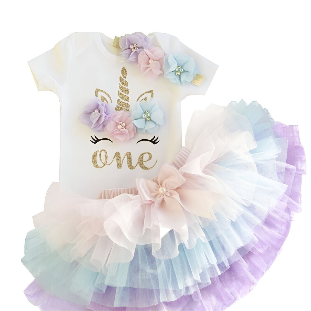 Ensemble d'anniversaire pour bébé fille : body blanc avec motif licorne, tutu arc-en-ciel à volants et serre-tête fleuri assorti. Tenue idéale pour célébrer le premier anniversaire d'une petite fille., 45501288186111,45501288218879,45501288251647,45501288284415,45501288317183,45501288349951,45501288382719,45501288415487 | Licorne Shop