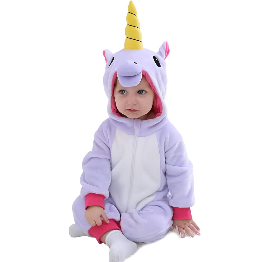 Un bébé mignon est assis, vêtu d'une combinaison de licorne violette avec une corne jaune, regardant droit devant., 45501213180159,45501213212927,45501213245695,45501213278463,45501213311231,45501213343999,45501213376767,45501213409535 | Licorne Shop