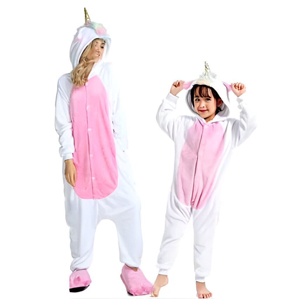 Une femme et une fille posent ensemble en pyjamas licorne blancs et roses avec des capuches ornées de cornes dorées. La femme porte des chaussons licorne assortis., 45501278257407,45501278290175,45501278322943,45501278421247,45501278454015,45501278486783,45501278519551,45501278552319 | Licorne Shop