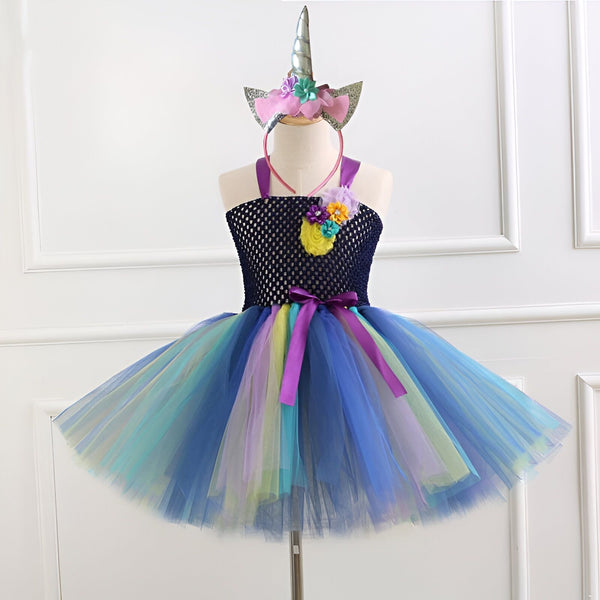 Robe tutu licorne multicolore pour enfant avec bandeau assorti. Robe à corsage noir et jupe arc-en-ciel, ornée d'un nœud violet et de fleurs. Bandeau avec corne de licorne argentée, fleurs roses et feuilles vertes. Costume parfait pour une fête d'anniversaire ou un carnaval., 45501213802751,45501213835519,45501213868287,45501213901055,45501213933823,45501213966591,45501213999359,45501214032127 | Licorne Shop