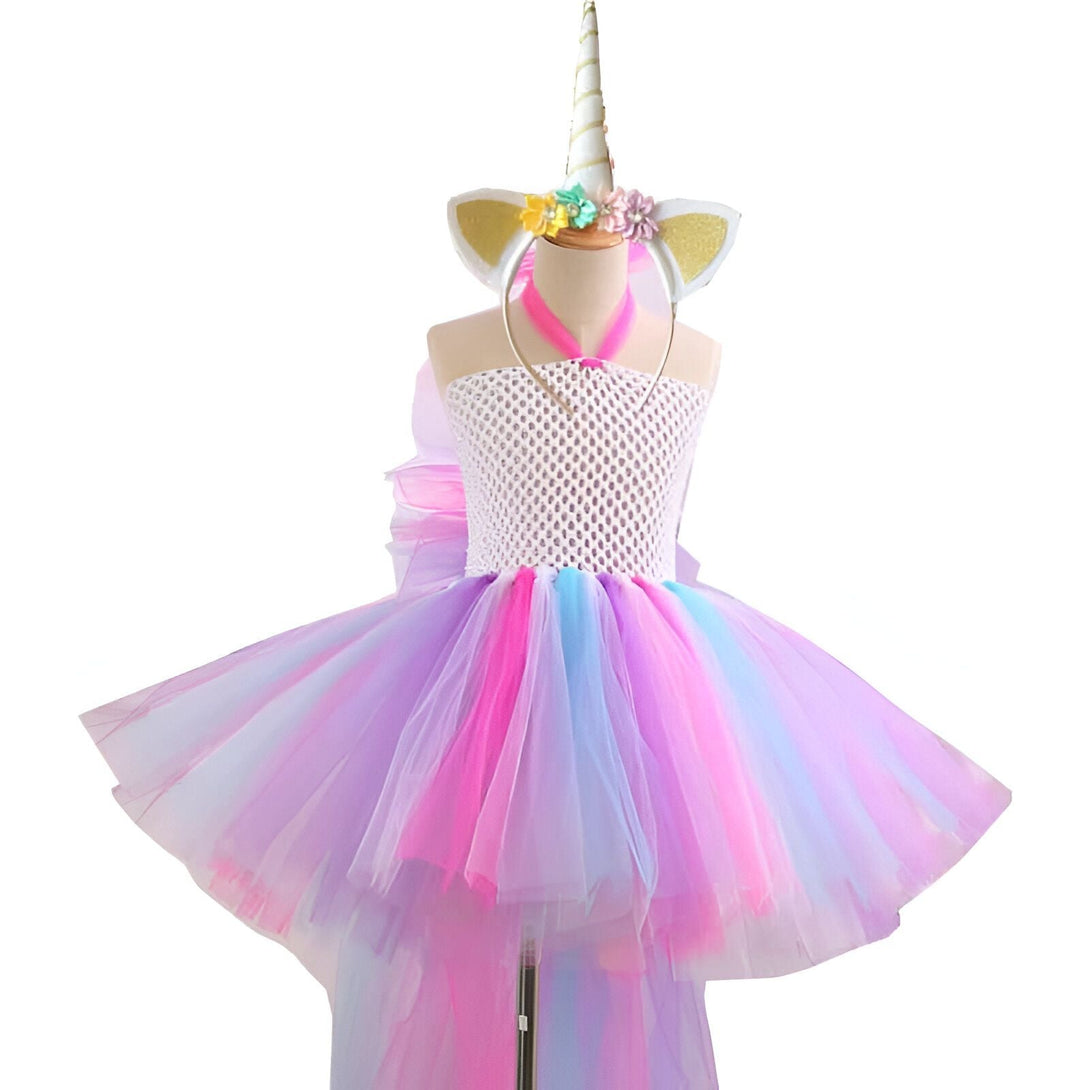 Costume de licorne pour enfant sur un mannequin. La robe a un haut blanc texturé et une jupe tutu multicolore (rose, violet, bleu). Un bandeau avec des oreilles et une corne de licorne dorées complète le costume. Parfait pour une fête d'anniversaire ou un événement à thème., 45501278912767,45501278945535,45501278978303,45501279011071,45501279076607,45501279109375,45501279142143,45501279174911 | Licorne Shop