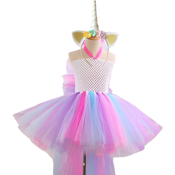 Costume de licorne pour enfant sur un mannequin. La robe a un haut blanc texturé et une jupe tutu multicolore (rose, violet, bleu). Un bandeau avec des oreilles et une corne de licorne dorées complète le costume. Parfait pour une fête d'anniversaire ou un événement à thème., 45501278912767,45501278945535,45501278978303,45501279011071,45501279076607,45501279109375,45501279142143,45501279174911 | Licorne Shop