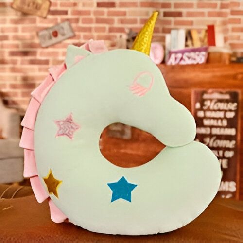 Oreiller licorne vert pastel avec des étoiles brodées, une crinière rose et une corne dorée scintillante. Décoration de chambre d'enfant douce et câline. Peluche en forme de U pour un confort optimal., 45501069033727 | Licorne Shop