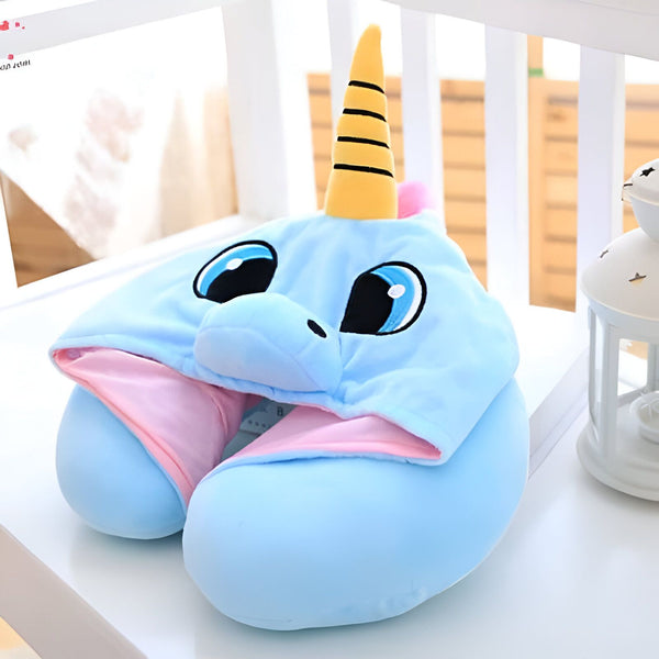 Coussin de voyage en forme de licorne bleu avec capuche et détails roses et jaunes. Accessoire confortable pour enfants et adultes., 45501068673279 | Licorne Shop