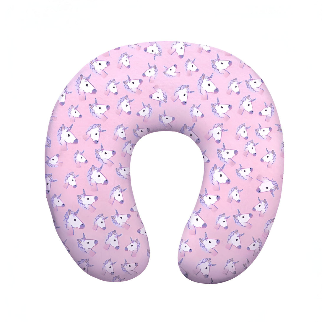 Coussin de voyage rose en forme de U, imprimé avec des têtes de licornes blanches avec des crinières lilas. Accessoire confortable pour le cou, idéal pour les longs trajets., 45501068509439 | Licorne Shop