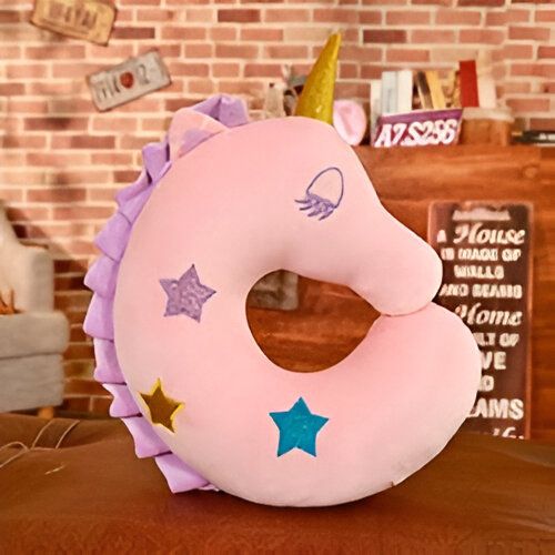 Coussin en forme de licorne rose avec une corne dorée, une crinière lilas et des étoiles décoratives. Un ajout doux et magique à toute chambre d'enfant ou espace de jeu., 45501049110783 | Licorne Shop