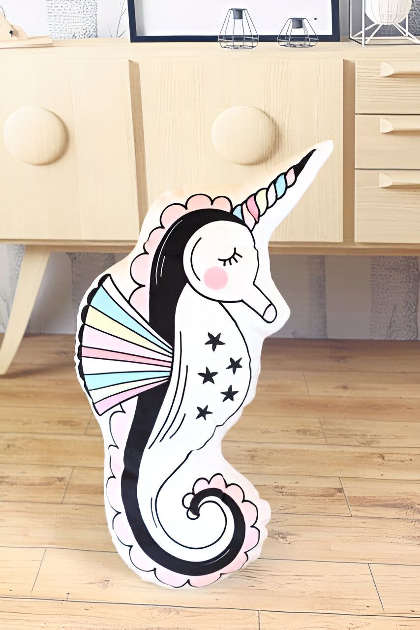 Coussin décoratif en forme d'hippocampe licorne, blanc avec des détails noirs et pastel. Design enfantin et fantaisiste, idéal pour une chambre d'enfant., 45501049831679 | Licorne Shop