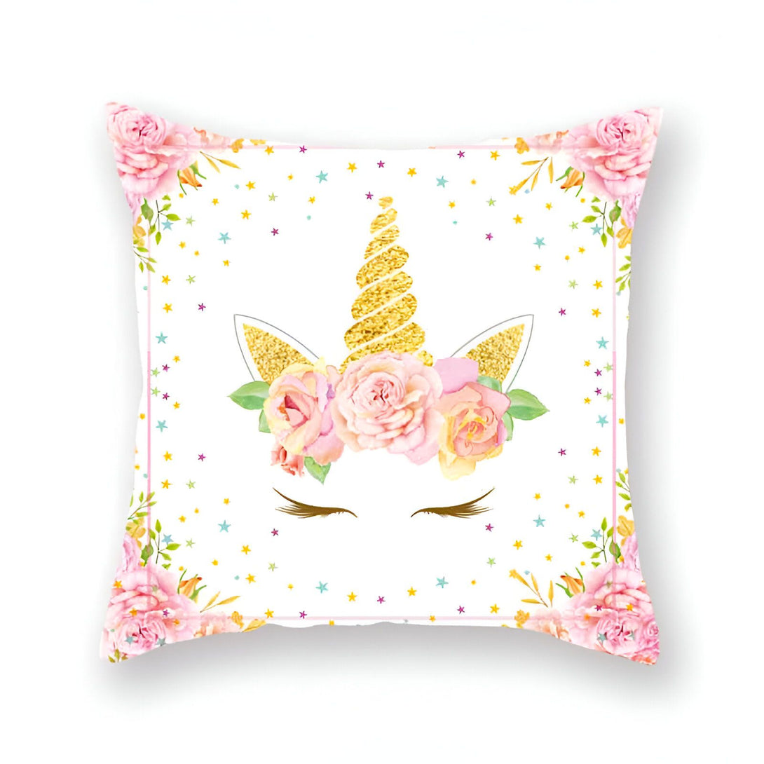 Coussin carré blanc avec motif d'une tête de licorne dorée entourée de roses roses et d'étoiles multicolores. Bords ornés de fleurs roses et de feuilles vertes. Décoration fantaisie pour chambre d'enfant., 45501060645119 | Licorne Shop