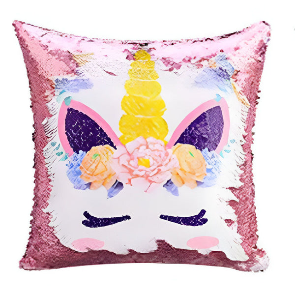 Coussin carré rose à paillettes avec un motif de licorne blanche, une corne jaune, des fleurs et des yeux fermés. Décoration d'intérieur féérique., 45501060153599 | Licorne Shop