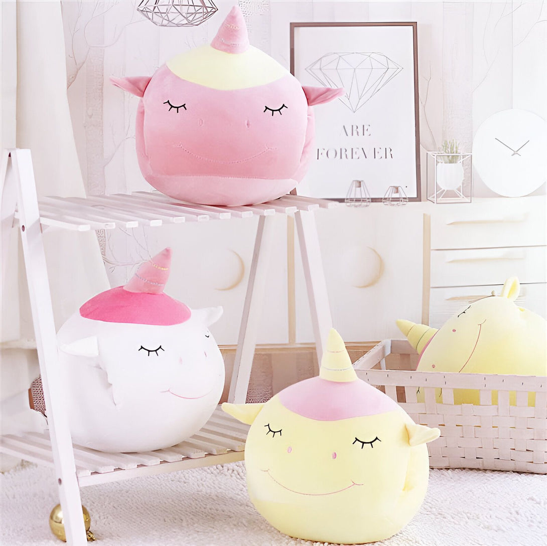 Coussins en forme de licorne, de différentes couleurs pastel (rose, blanc, jaune), avec de grands yeux fermés et un sourire brodé. Un intérieur doux et mignon pour une chambre d'enfant., 45501066543359 | Licorne Shop