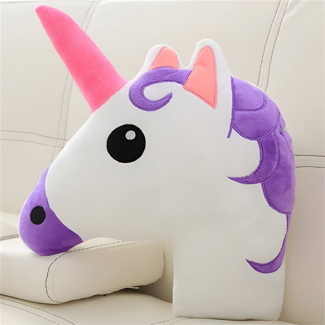 Coussin décoratif en forme de tête de licorne. Peluche blanche avec crinière violette et corne rose. Idéal pour une chambre d'enfant ou une décoration fantaisiste., 45501067952383 | Licorne Shop