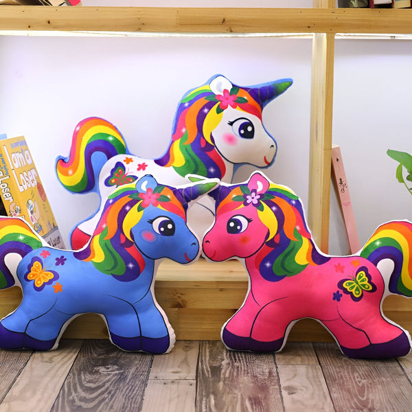 Trois adorables coussins en forme de licorne aux couleurs vives et motifs joyeux, parfaits pour décorer une chambre d'enfant. Les licornes sont bleues, roses et blanches, avec des crinières arc-en-ciel et des détails floraux., 45501049471231 | Licorne Shop