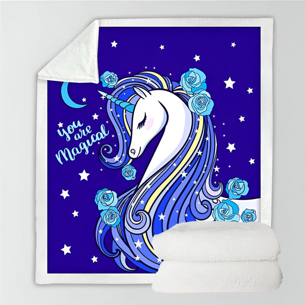 Couverture polaire avec motif d'une licorne blanche à la crinière bleue et dorée, décorée de roses bleues et d'étoiles sur fond bleu foncé. L'inscription "You are Magical" et un croissant de lune sont également présents., 45501034660095 | Licorne Shop