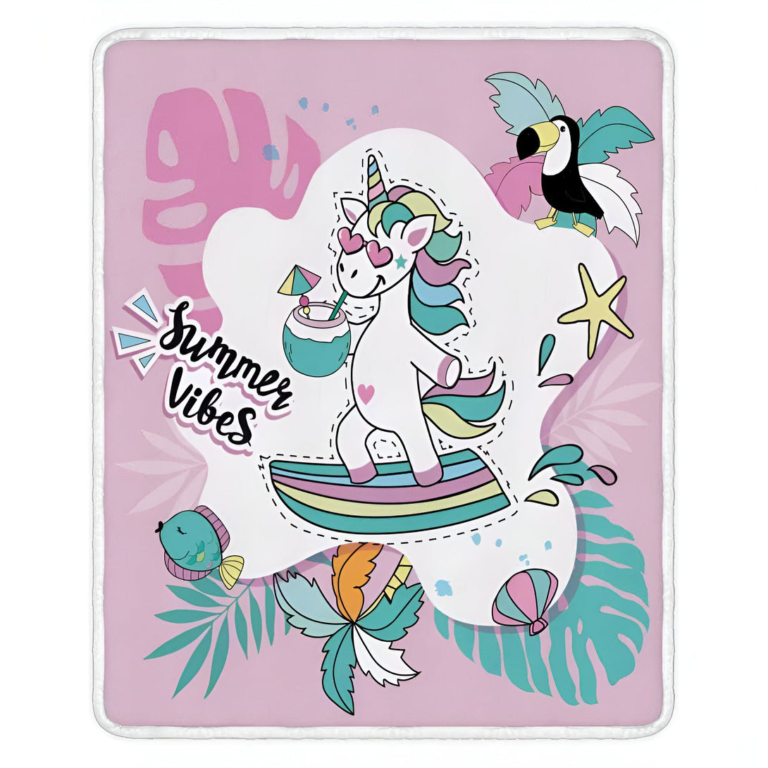 Couverture rose pastel avec un dessin animé estival : licorne buvant un cocktail sur une planche de surf arc-en-ciel, toucan, poisson, étoile de mer, coquillage et végétation tropicale. Inscription "Summer Vibes". Ambiance joyeuse et colorée., 45501081616639 | Licorne Shop
