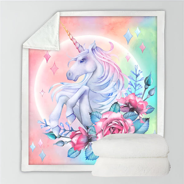 Couverture douce avec motif de licorne blanche, crinière pastel, corne dorée et fleurs roses. Fond coloré avec dégradé rose, pêche, vert d'eau et diamants. Idéal pour la chambre d'enfant, idée cadeau féérique., 45501078012159 | Licorne Shop