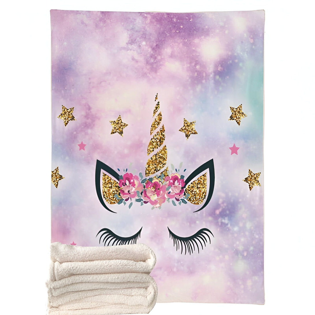 Serviette de bain avec motif licorne, corne dorée et fleurs roses. Plusieurs petites serviettes pliées sont visibles au premier plan. Fond violet et étoiles dorées., 45501034791167 | Licorne Shop