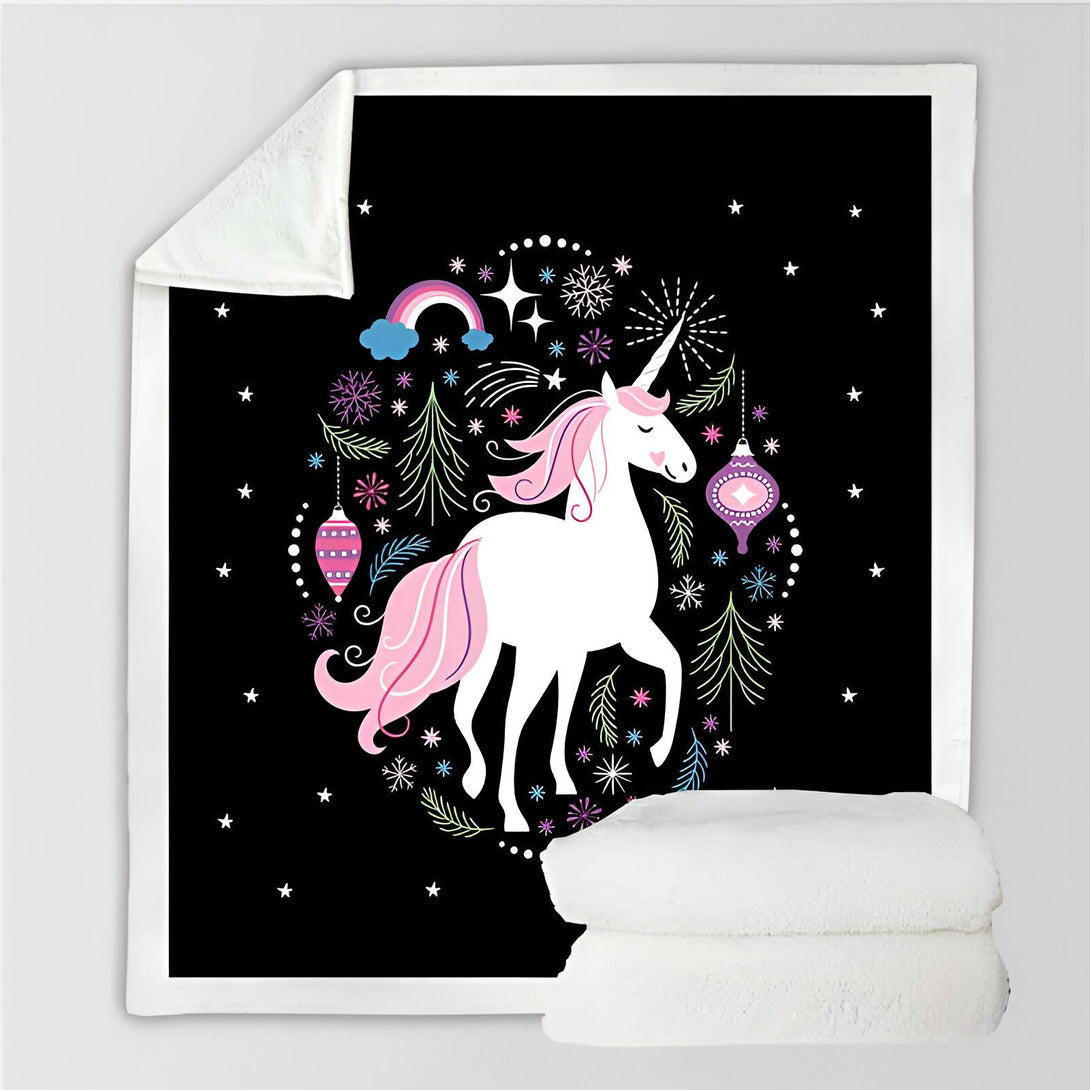 Couverture avec motif d'un licorne blanc dans un décor festif sur un fond noir. Arc-en-ciel, étoiles, sapins et ornements décoratifs suspendus. Douce et confortable, idéale pour les soirées cocooning., 45501078175999 | Licorne Shop