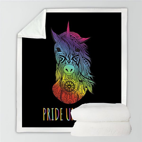 Couverture imprimée avec un motif de tête de licorne multicolore sur fond noir. L'inscription "Pride US" est également visible., 45501077913855 | Licorne Shop
