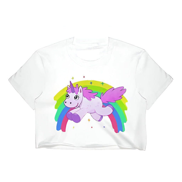 T-shirt blanc avec un dessin animé d'un licorne rose galopant au-dessus d'un arc-en-ciel. Illustration ludique, idéale pour les enfants ou les amateurs de mode fantaisiste., 45501300015359 | Licorne Shop