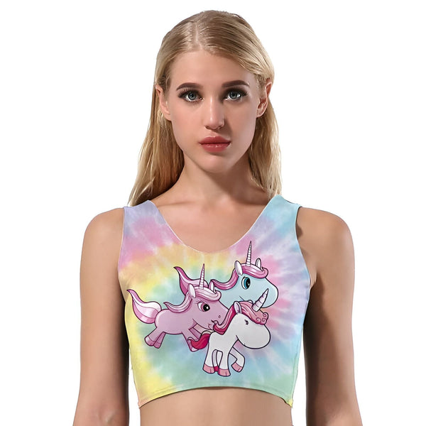 Femme blonde portant un crop top tie-dye avec des motifs de licornes mignons. Vêtement de sport tendance pour un look décontracté et fun., 45501293658367 | Licorne Shop