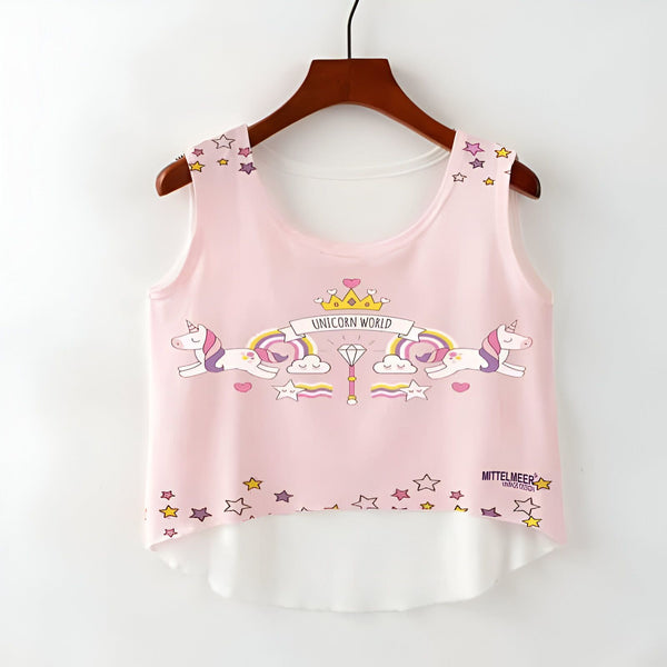 Débardeur rose pour fille avec motif licorne sur un cintre en bois. Inscription "Unicorn World" et étoiles décoratives. Style mignon et fantaisiste., 45501296509183 | Licorne Shop