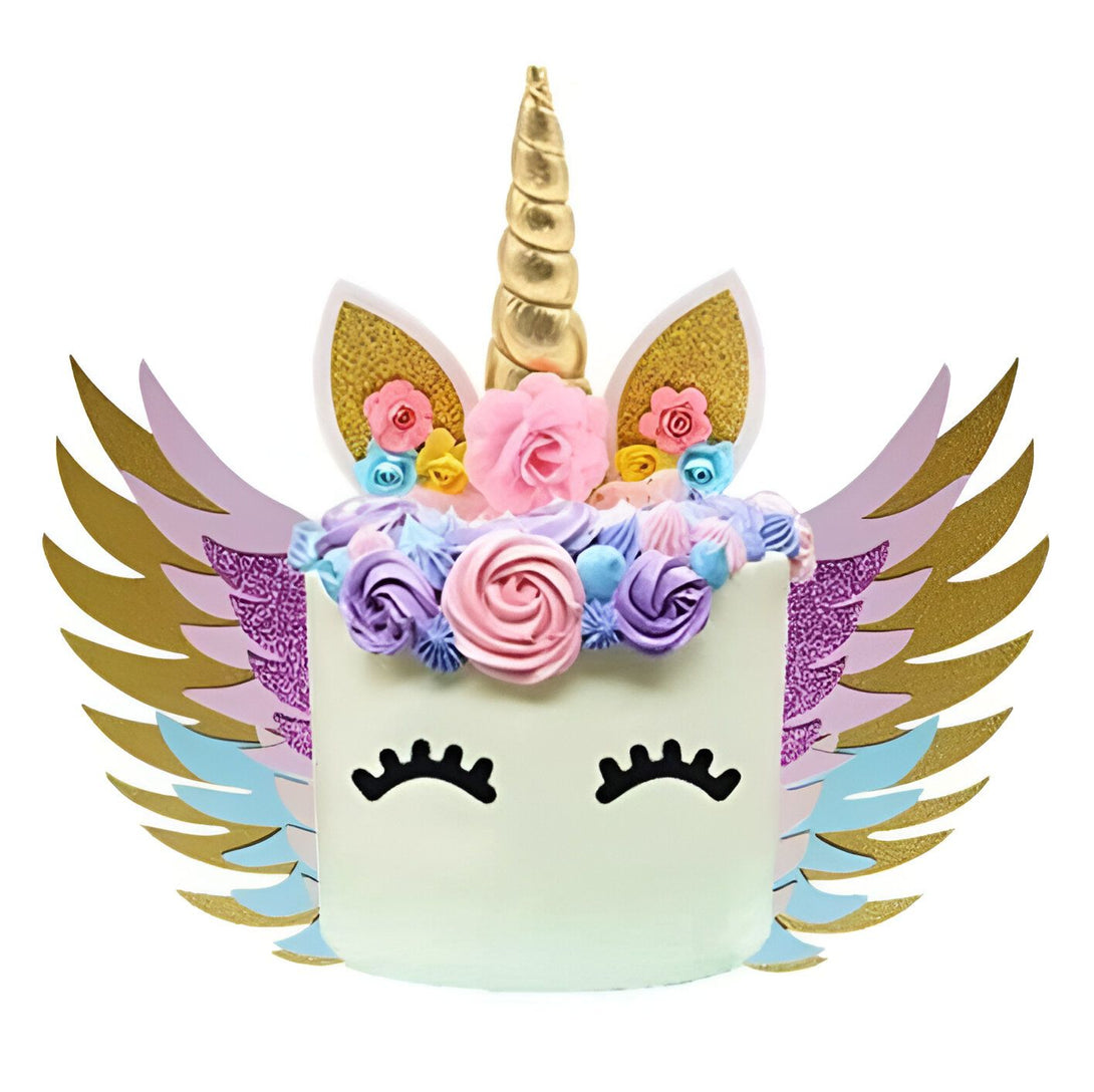 Gâteau d'anniversaire licorne décoré de fleurs et d'ailes colorées. Il a une corne dorée étincelante et des oreilles dorées. Les yeux de la licorne sont des traits noirs simples. Parfait pour une fête féerique!, 45501305815295 | Licorne Shop