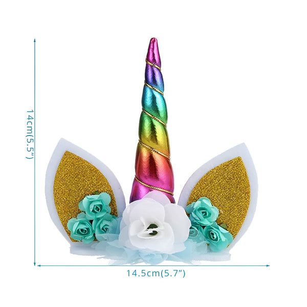 Gros plan d'un serre-tête licorne avec corne multicolore brillante, des oreilles dorées et des fleurs décoratives blanches et turquoises. Accessoire de fête féérique et magique., 45502414323967 | Licorne Shop