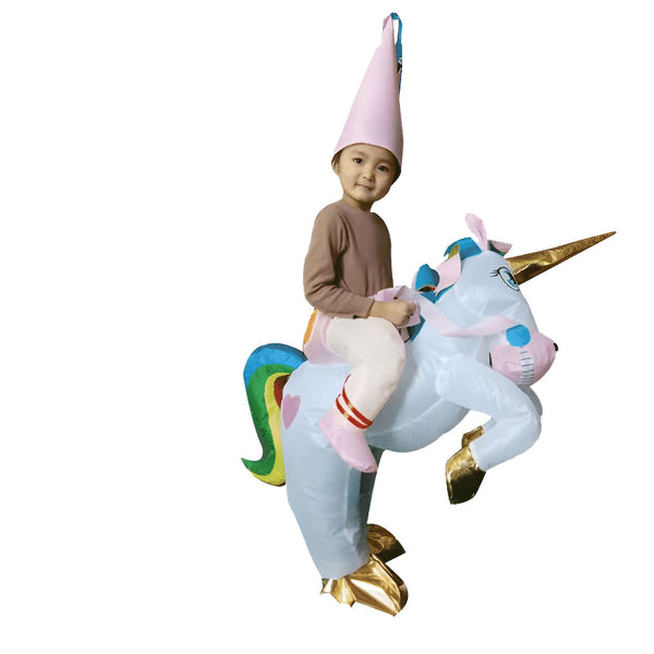 Un enfant en costume gonflable de licorne blanche avec crinière bleue, corne dorée et queue arc-en-ciel. L'enfant porte également un chapeau conique rose., 45501290742015,45501290774783,45501290807551,45501290840319,45501290873087,45501290905855,45501290938623,45501290971391 | Licorne Shop