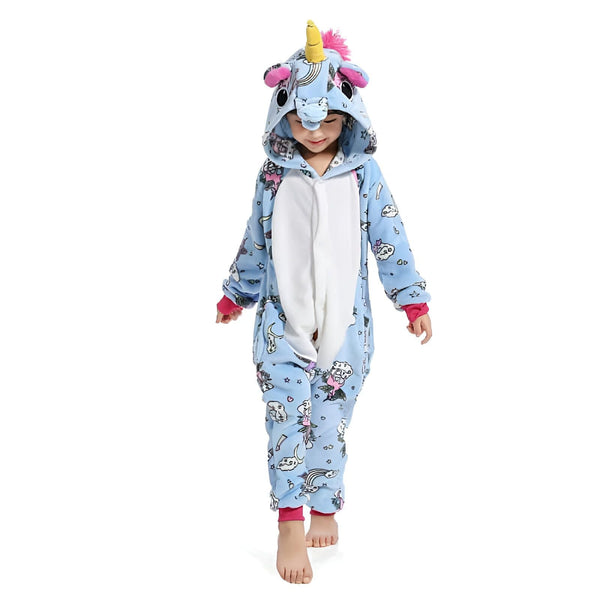 Une petite fille souriante, pieds nus, portant un pyjama une pièce bleu clair à capuche en forme de licorne., 45501280387327,45501280420095,45501280452863,45501280518399,45501280551167,45501280583935,45501280616703,45501280649471 | Licorne Shop