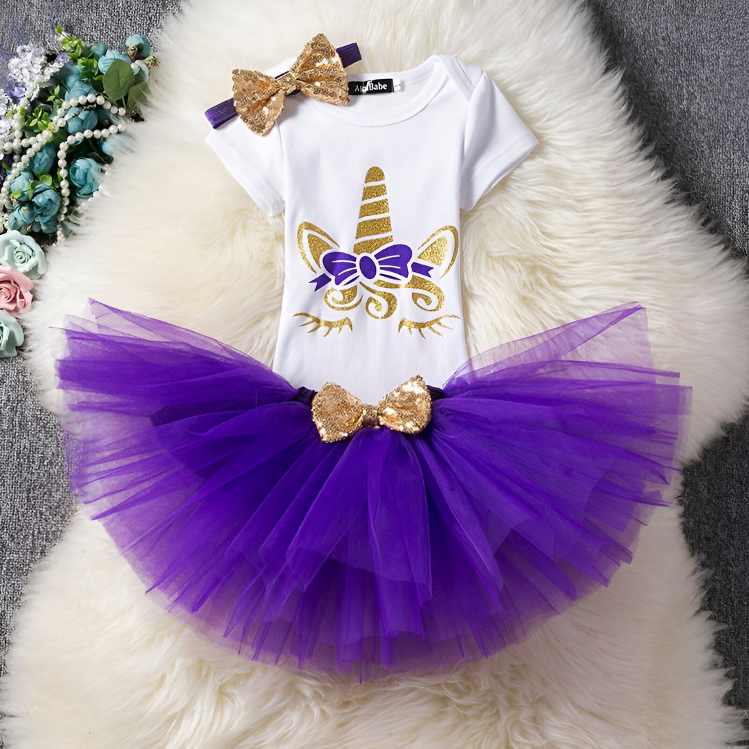 Ensemble pour bébé fille : body blanc avec motif licorne doré, tutu violet avec nœud pailleté doré et bandeau assorti. Idéal pour une fête d'anniversaire ou une séance photo., 45501290053887,45501290086655,45501290119423,45501290152191,45501290184959,45501290217727,45501290250495,45501290283263 | Licorne Shop