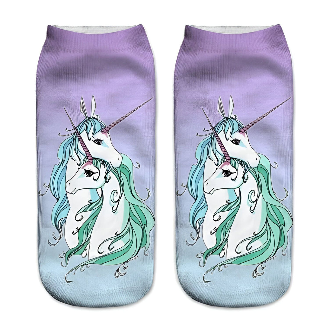 Chaussettes courtes avec un motif de deux licornes blanches et bleues. Le fond des chaussettes est lilas en haut et bleu clair en bas., 45502256513279 | Licorne Shop