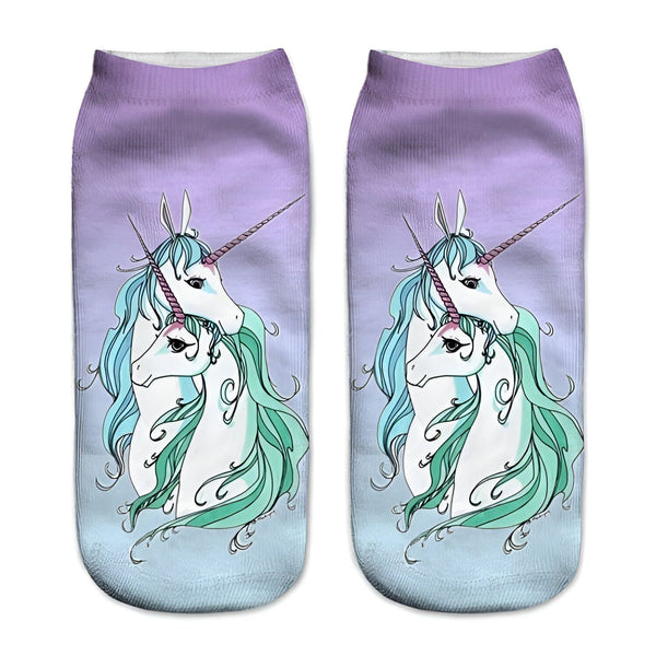 Chaussettes courtes avec un motif de deux licornes blanches et bleues. Le fond des chaussettes est lilas en haut et bleu clair en bas., 45502256513279 | Licorne Shop