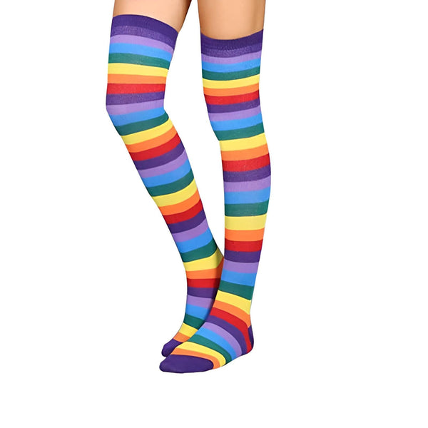 Jambes portant des chaussettes hautes rayées arc-en-ciel, style coloré et amusant. Mode et originalité des chaussettes montantes., 45502203953407 | Licorne Shop
