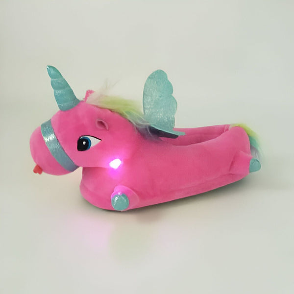 Chausson en forme de licorne rose avec une corne bleue, des ailes bleues pailletées, une crinière multicolore et des lumières. Chaussures confortables et ludiques pour enfants., 45502272831743,45502272864511,45502272897279,45502272930047,45502272962815,45502272995583,45502273028351,45502273061119,45502273093887 | Licorne Shop