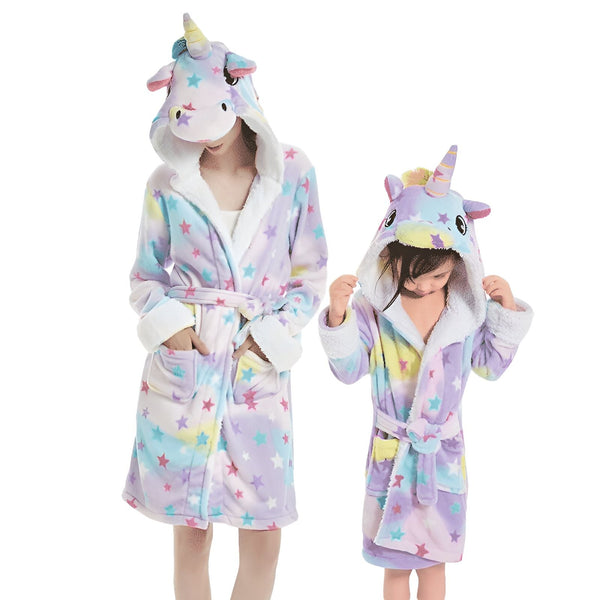 Mère et fille portant des peignoirs licorne assortis. Les peignoirs sont en peluche avec des étoiles colorées et une capuche avec une tête de licorne. Idéal pour un look familial confortable et amusant., 45502360420607,45502360453375,45502360486143,45502360518911,45502360551679,45502360584447,45502360617215,45502360649983 | Licorne Shop