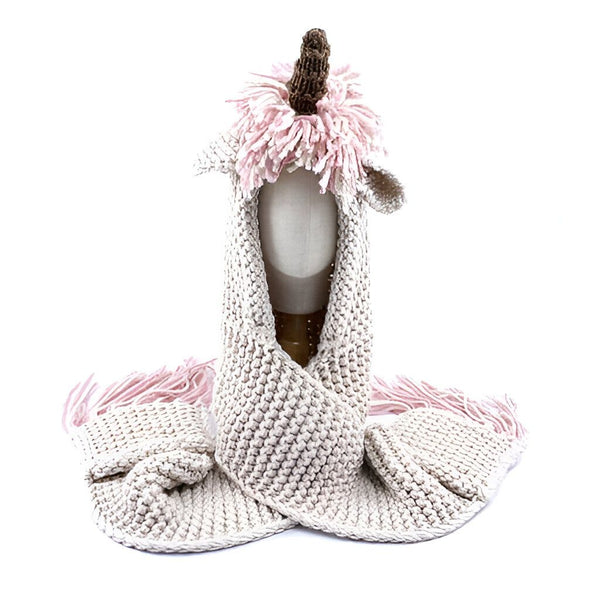 Chapeau-écharpe en forme de licorne tricotée, avec une corne brune, une crinière rose, et de longues franges roses. Porté sur un mannequin blanc, parfait pour l'hiver et les déguisements., 45501784719615 | Licorne Shop