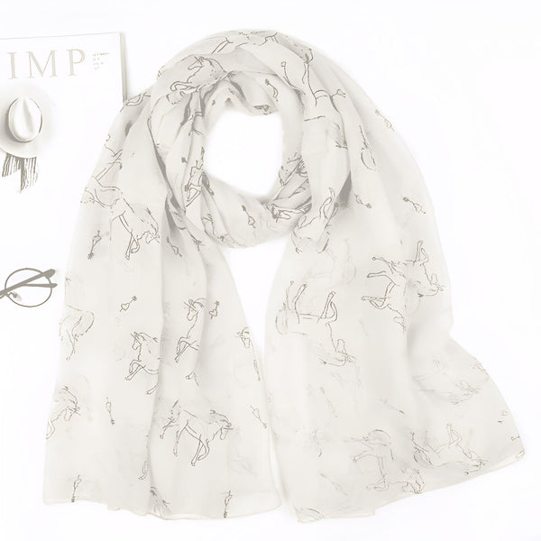 Écharpe blanche avec motifs de chevaux et flèches, accessoire de mode féminine. Sur une table avec lunettes, chapeau, et magazine. Style élégant et décontracté., 45502095786239 | Licorne Shop